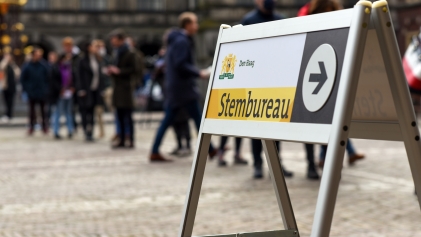 Mensen in de rij bij een stembureau in Den Haag in 2021