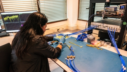 Een medewerker van Delft Circuits werkt aan cryogene bekabeling voor quantumcomputers.