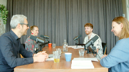 Laurens, Linda, Felienne en Timo in de Podcaststudio