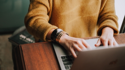 iemand werkt op laptop