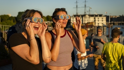 Twee personen kijken naar eclips