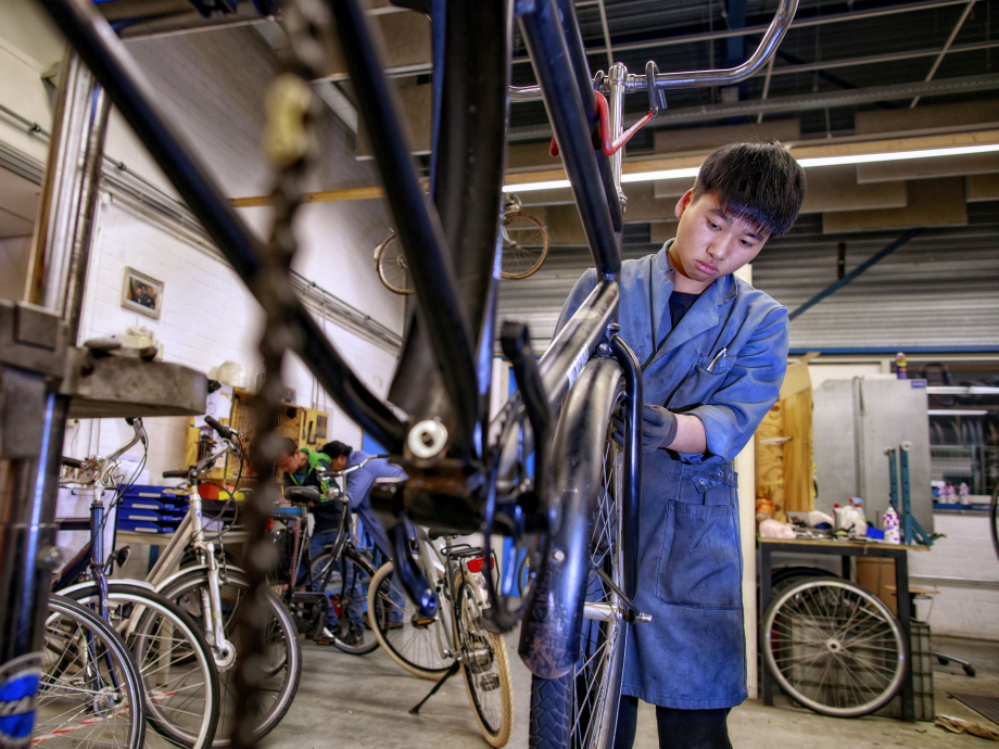 fietsenmaker hollandse hoogte