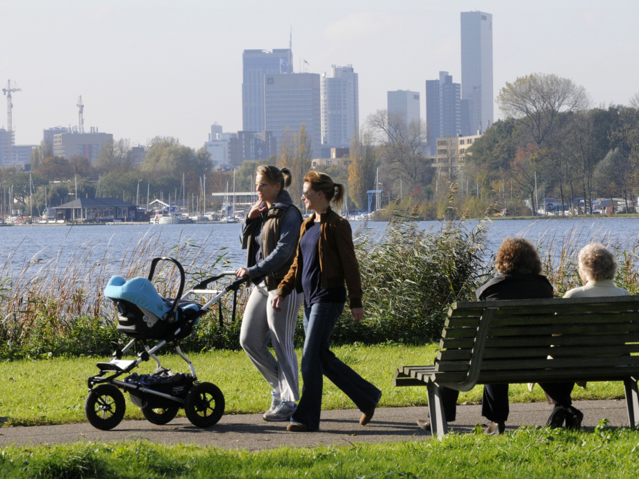 Ouders kinderwagen oudere mensen Rotterdam
