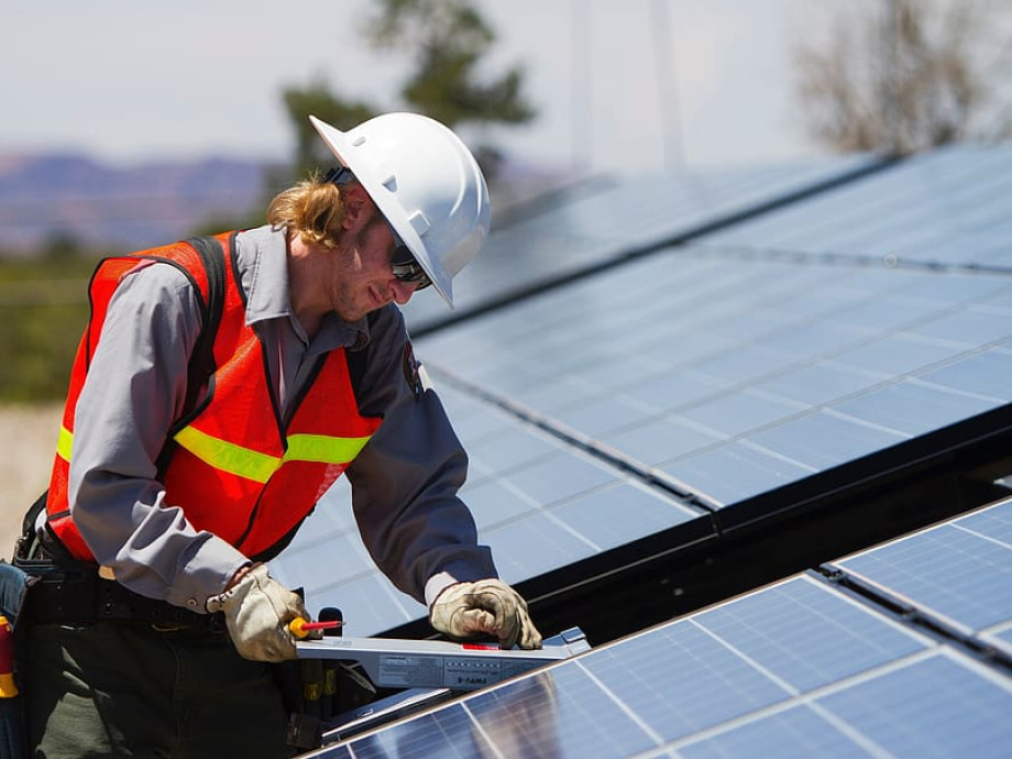 Zonnepanelen man plaatsen
