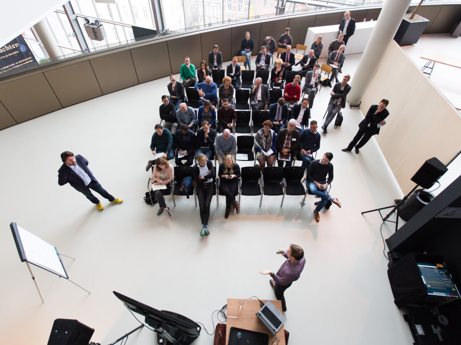 Bijeenkomst van ambtenaren op een ministerie