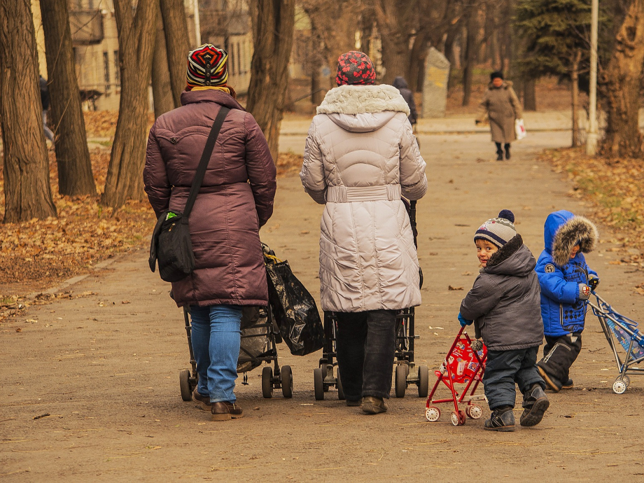Moeders met kindjes buggy's
