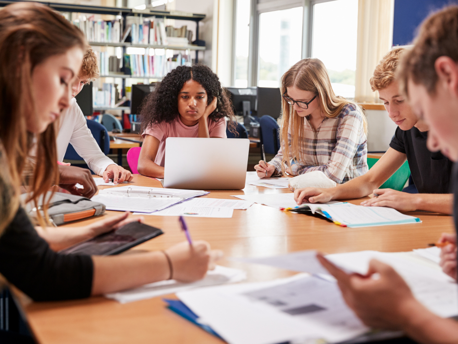 Bericht aan Parlement over pillenslikkende studenten - studenten aan een tafel
