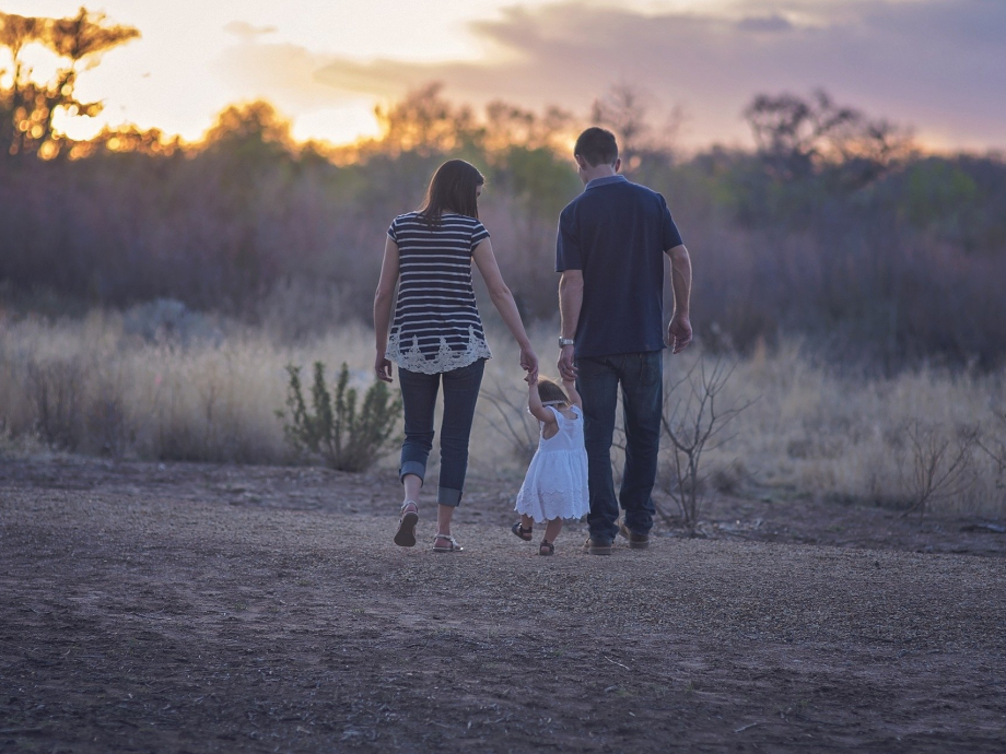 Ouders met kind in avondzon