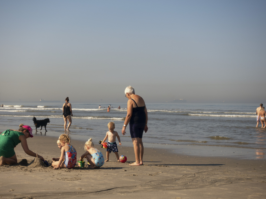 Een gezin vermaakt zich aan het strand van Hoek van Holland