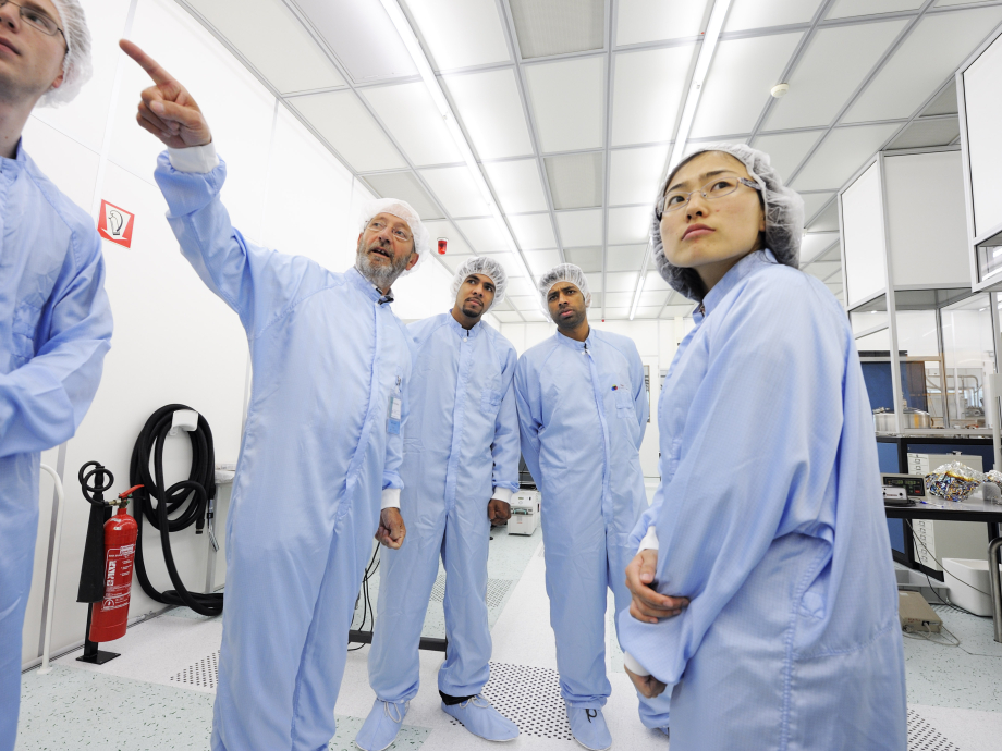 Onderzoekers aan het werk in een laboratorium van de TU Eindhoven