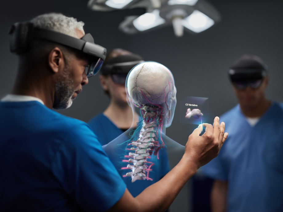 Augmented reality (een Hololens) projecteert het menselijk lichaam op een skelet.