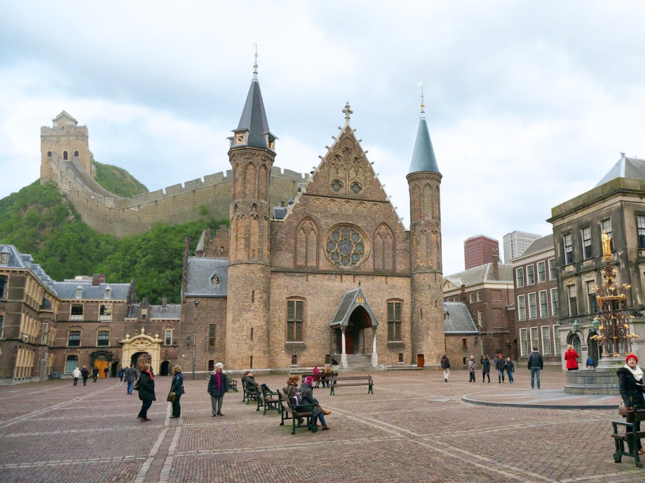 Nep echt - Het Binnenhof met de Chinese muur