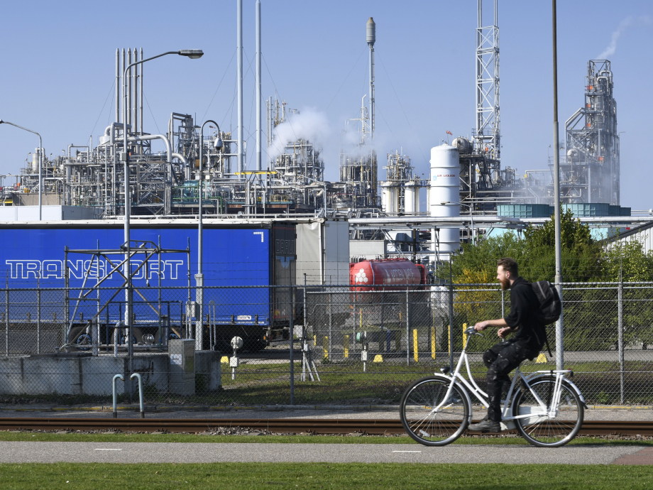 Een fietser passeert de Chemours-fabriek in Dordrecht