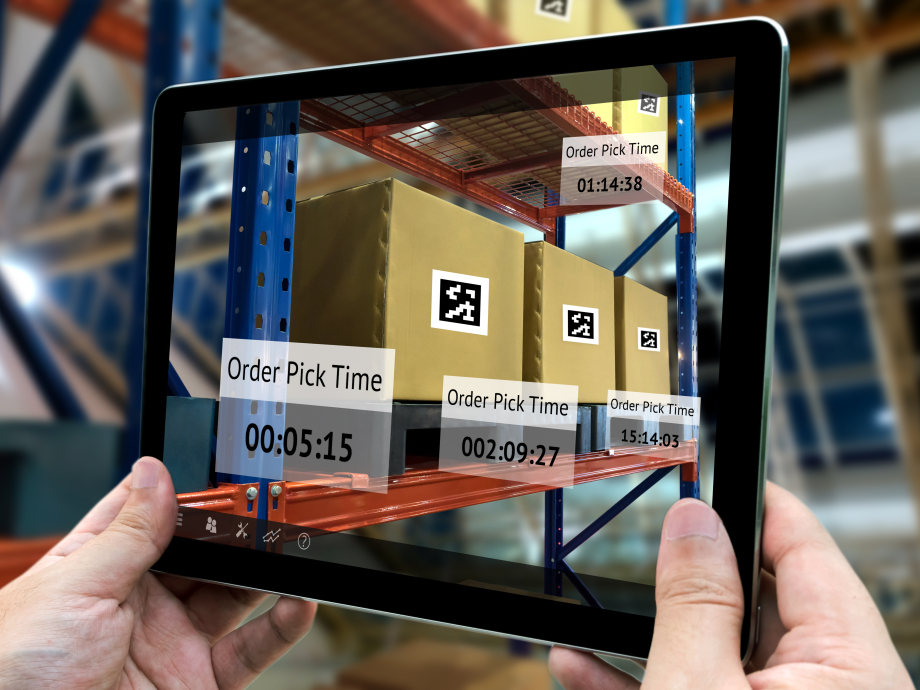 Via een tablet is de order informatie zichtbaar op de dozen
