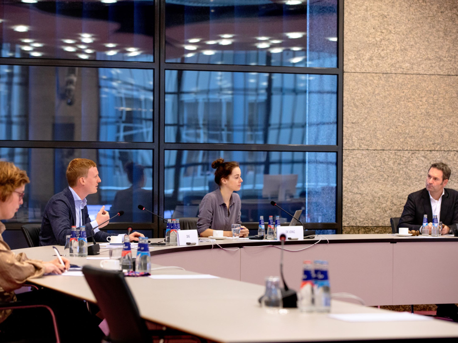 Medewerken van het Rathenau Instituut presenteren het rapport in de Tweede Kamer