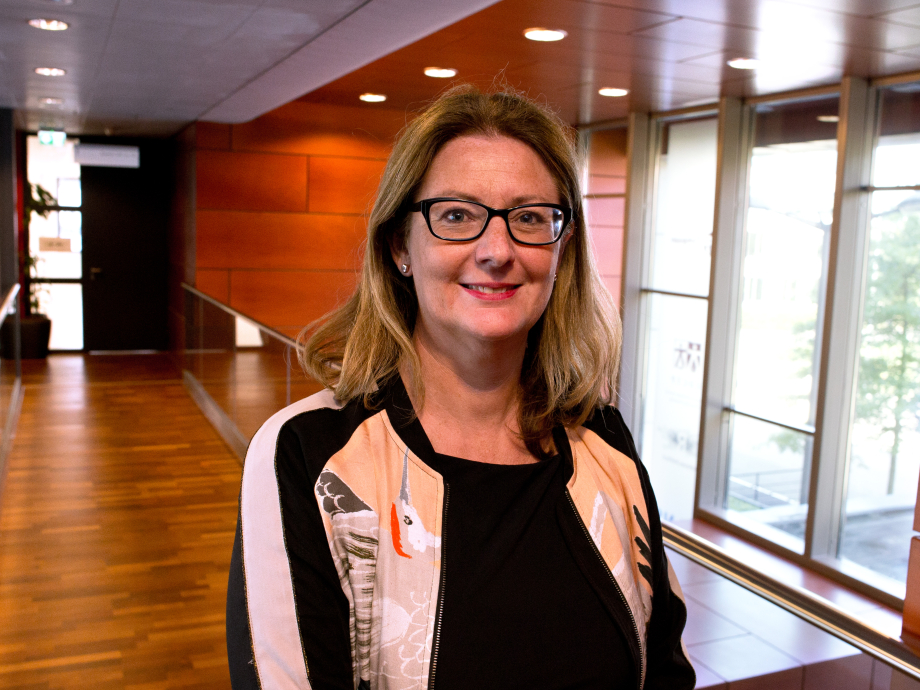 Directeur Melanie Peters in het kantoor van het Rathenau Instituut