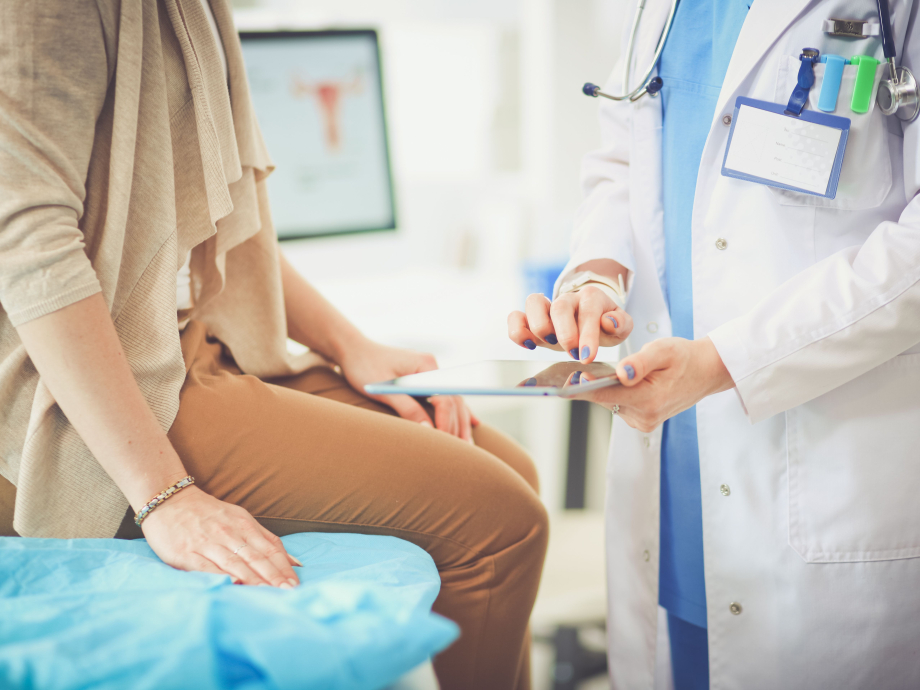 Een arts onderzoekt een patient