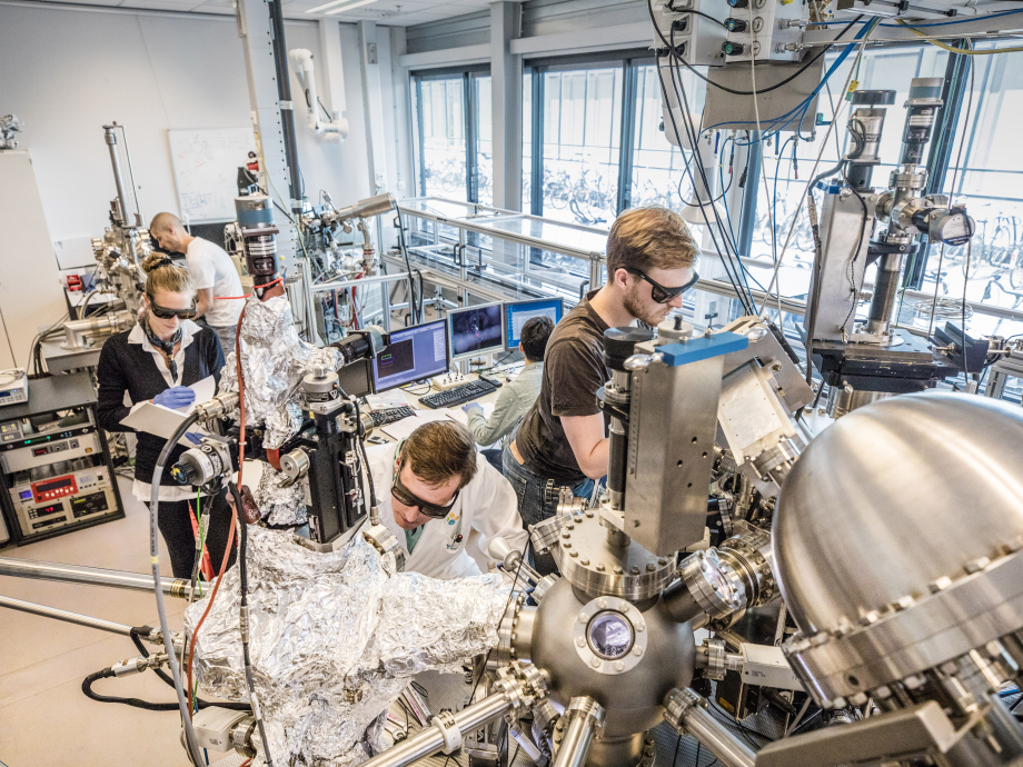 Onderzoekers van de Universiteit Twente werken in een laboratorium 