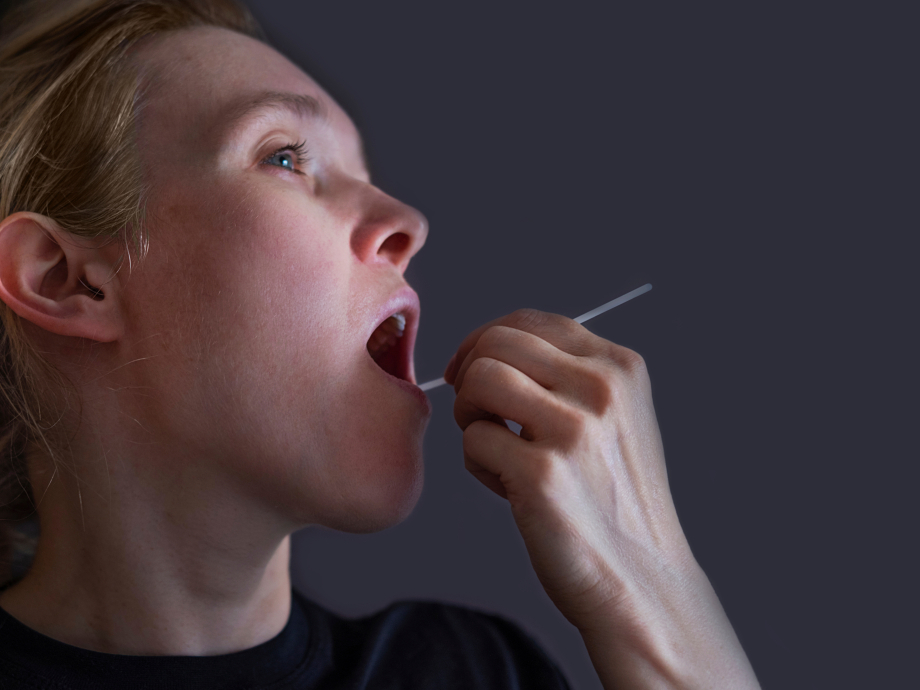 Vrouw doet een DNA-thuistest. Afbeelding bij het rapport Waardevol gebruik van menselijke DNA-dataat home. Test for home use. Door: Astafjeva