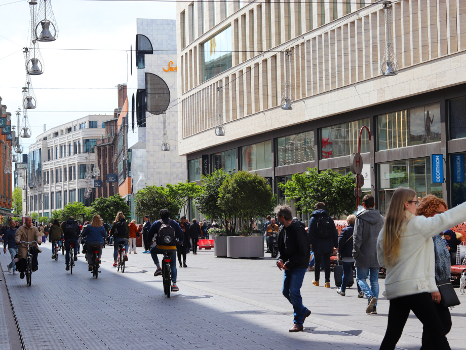 Een aantal mensen een winkelstraat