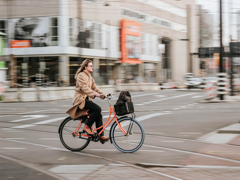 Een vrouw fietst over straat