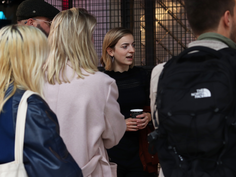 Mensen in gesprek tijdens de Dutch Design Week