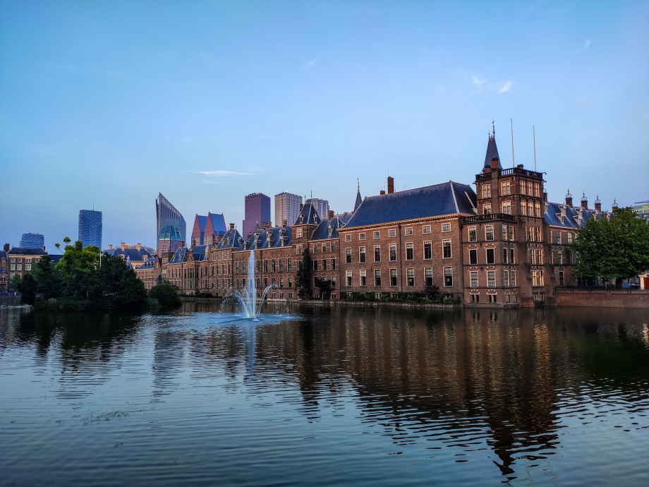Foto van het Binnenhof en de Hofvijver vanaf het Buitenhof