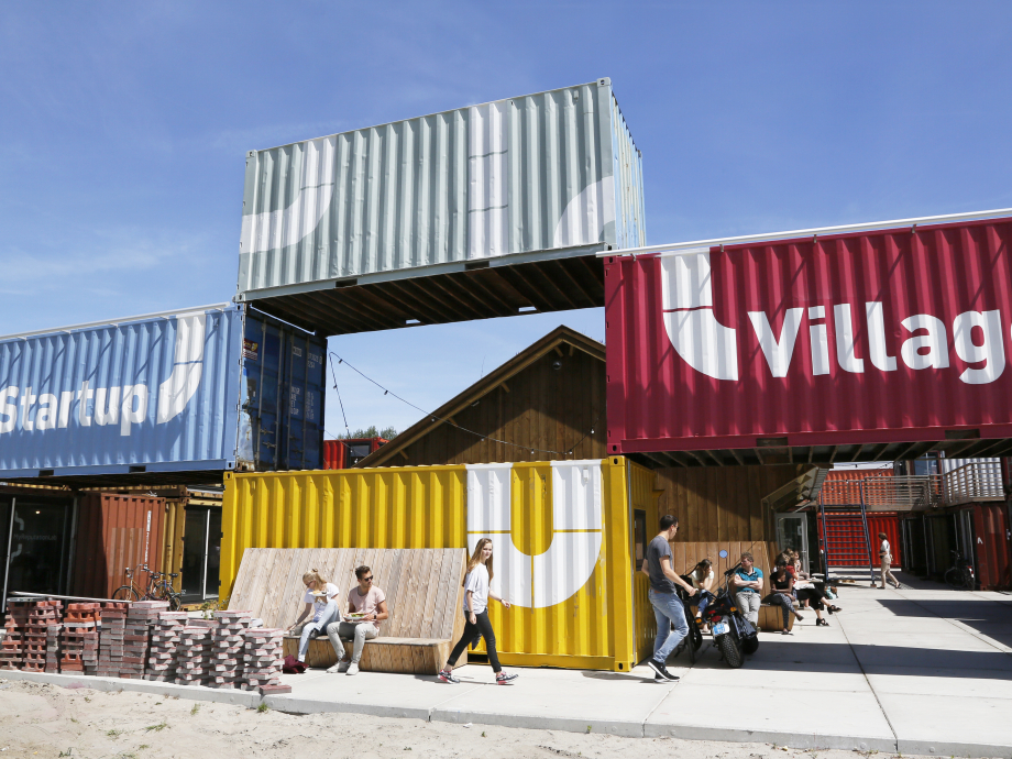 Foto van de Startup Village in Amsterdam, zeecontainers in verschillende kleuren