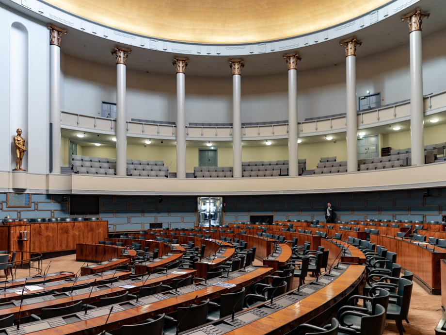 De grote vergaderzaal van het Finse parlement in Helsinki