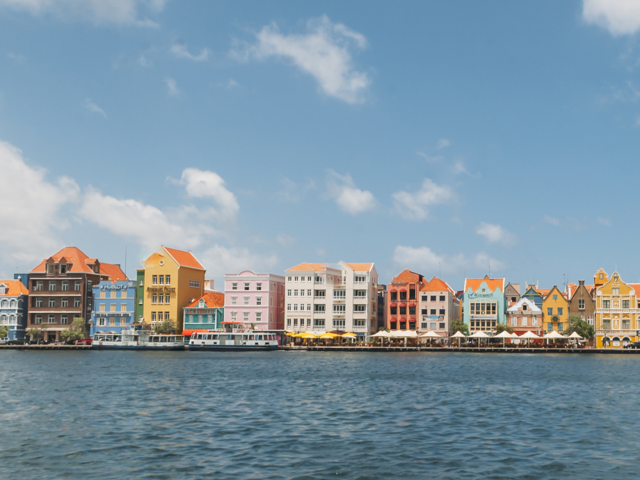 De Handelskade in Willemstad op Curacao
