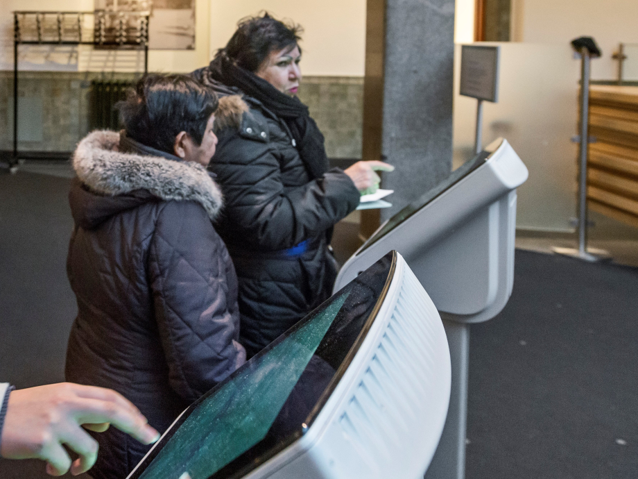 Bezoekers trekken een nummer voor de balie in Rotterdam
