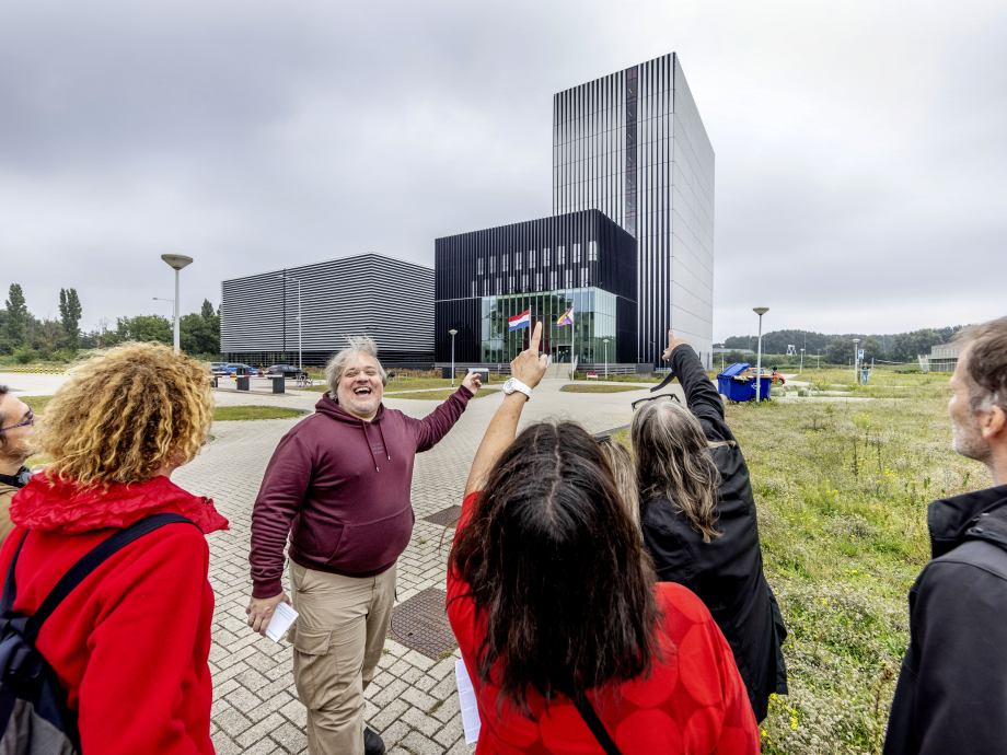 Bezoekers worden rondgeleid bij een datacentrum op het Amsterdamse sciencepark