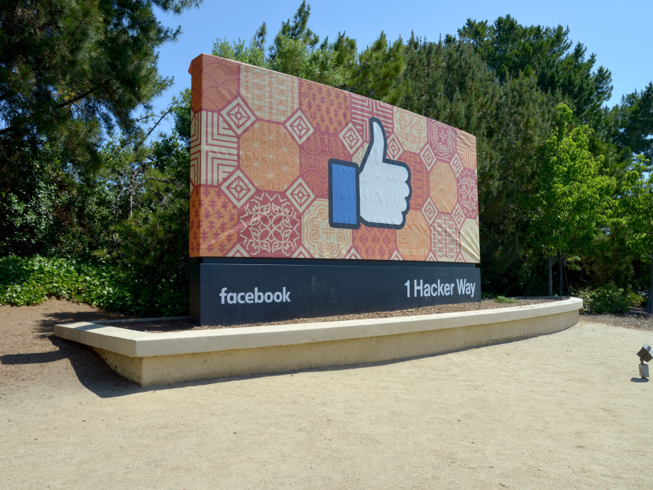 De likeknop van Facebook staat prominent afgebeeld op het bord van Facebook