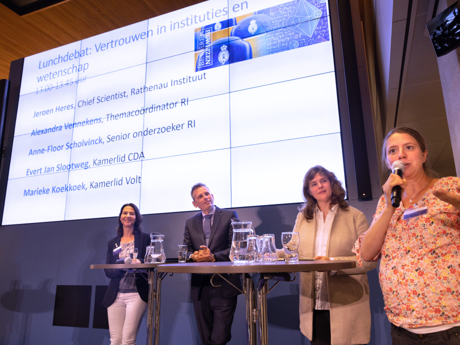 Evert-Jan Slootweg, Marieke Koekoek, Alexandra Vennekens en Anne-Floor Scholvinck voor het scherm met de presentatie