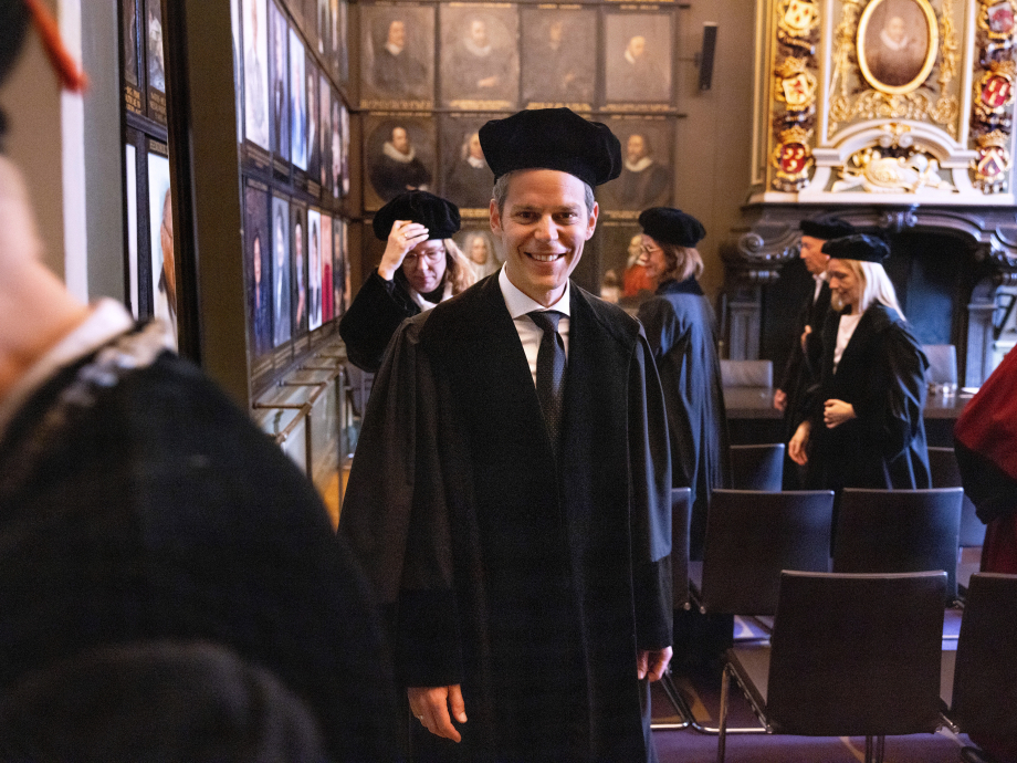 Laurens Hessels tussen andere hoogleraren in het academiegebouw van de Universiteit Leiden