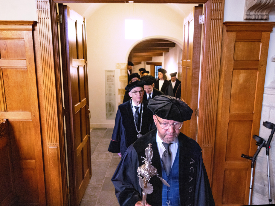 Leidse hoogleraren lopen in toga naar het academiegebouw