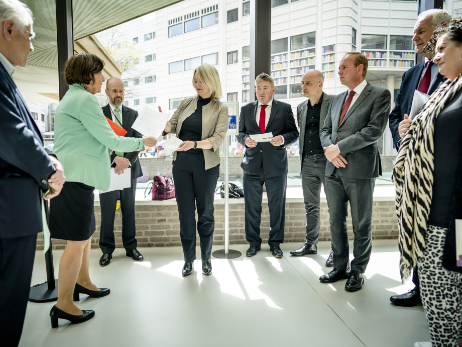 Het samenwerkingsverband van Armeense organisaties in Nederland biedt een petitie aan in het gebouw van de Tweede Kamer