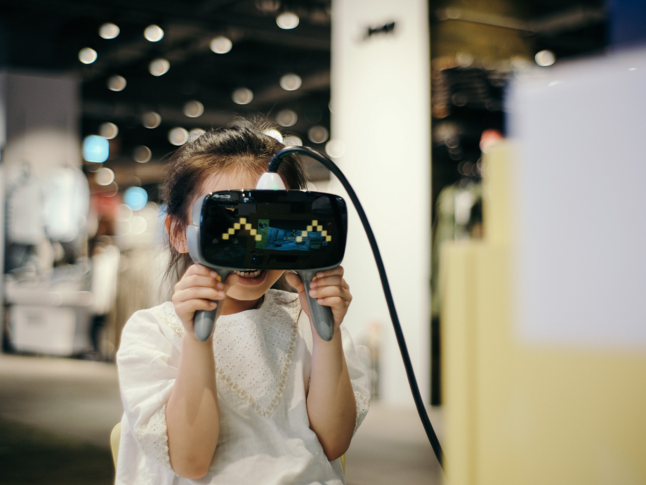Een meisje met een VR bril
