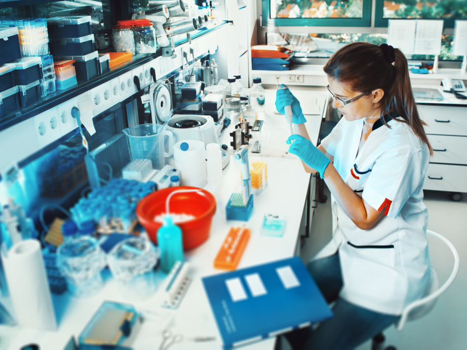 Een onderzoeker aan het werk in het lab