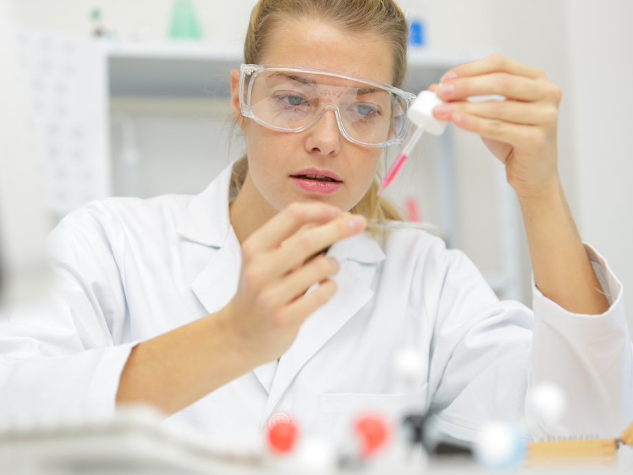 Een onderzoeker in het lab
