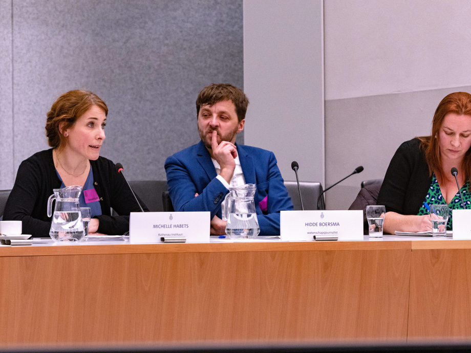 Onderzoeker Michelle Habets spreekt tijdens de hoorzitting in de Tweede Kamer over CRIPR-Cas