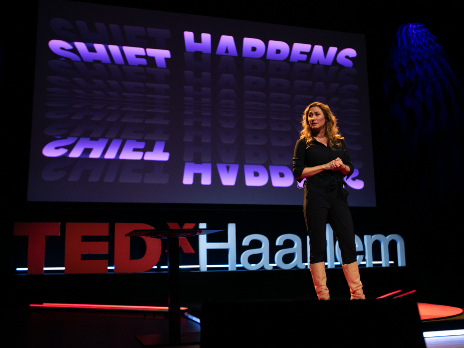Mariëtte van Huijstee tijdens de TEDtalk in Haarlem