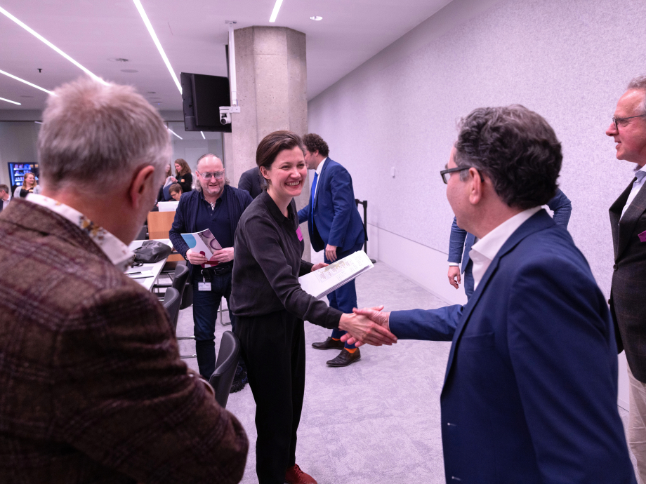 Onderzoeker Rosanne Edelenbosch neemt afscheid van de Kamerleden.