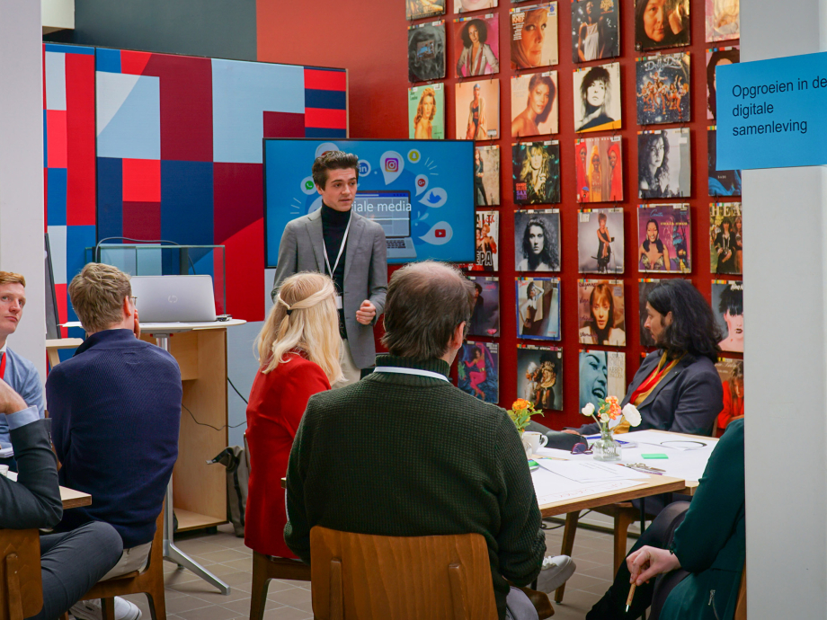 Deelnemers gaan in gesprek over opgroeien in de digitale samenleving