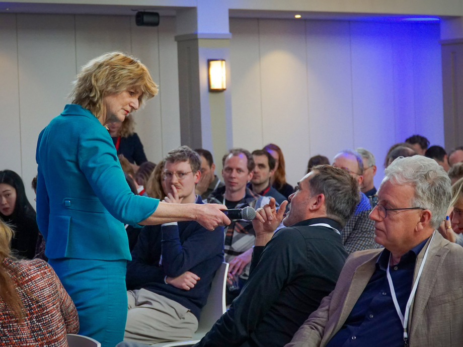 Maria Henneman gaat in gesprek met de aanwezigen
