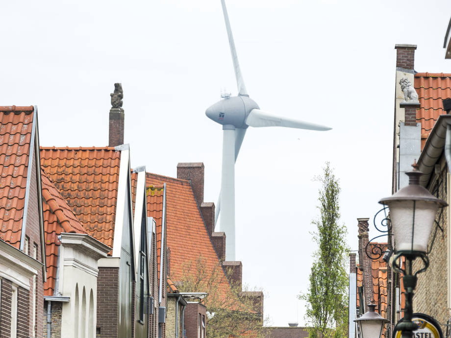 Een windmolen gezien vanuit het oude centrum van Medemblik.