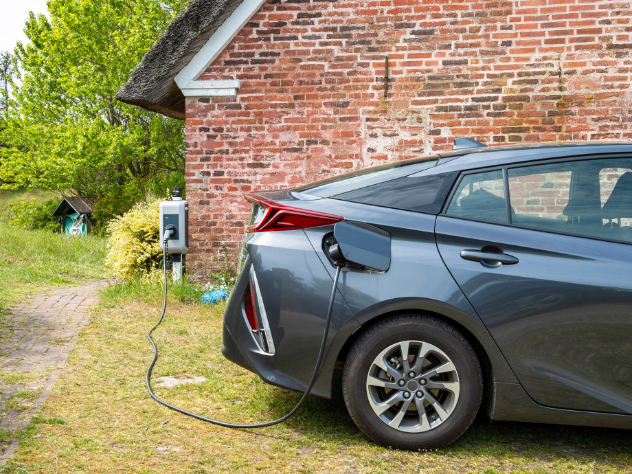 Een elektrische auto aan de thuislader