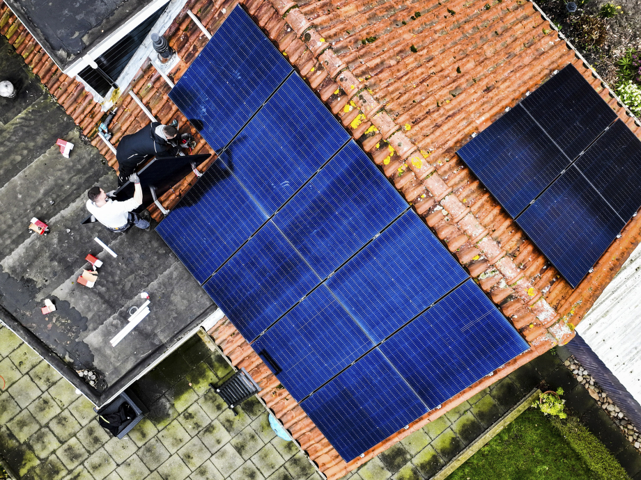 Zonnepanelen op een dak
