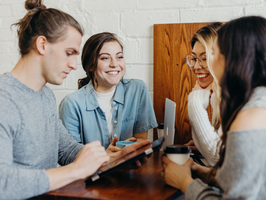 Jongeren samen aan het werk met een laptop en tablet