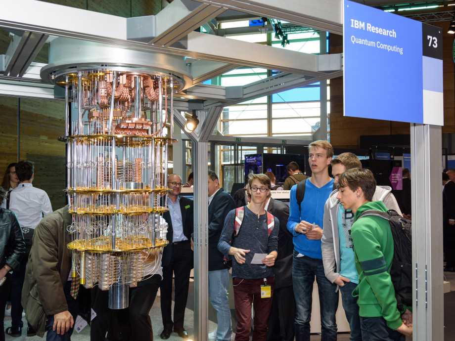 Bezoekers staan bij quantumtechnologie van IBM